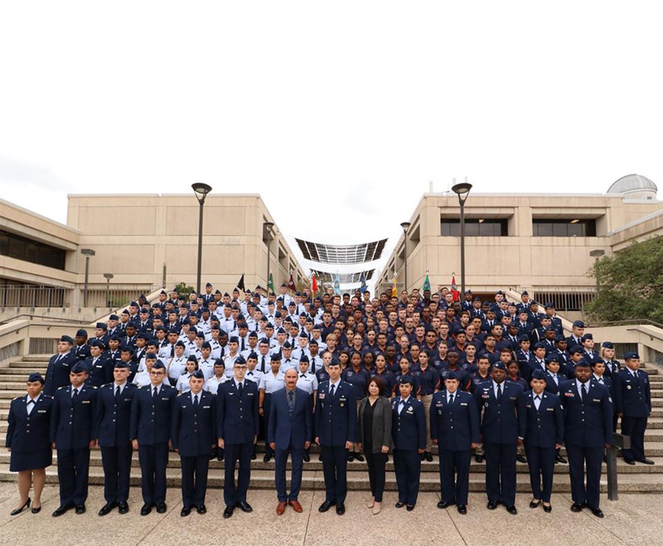 世界杯官方app空军后备军官训练队获得最佳支队，两个地区奖项